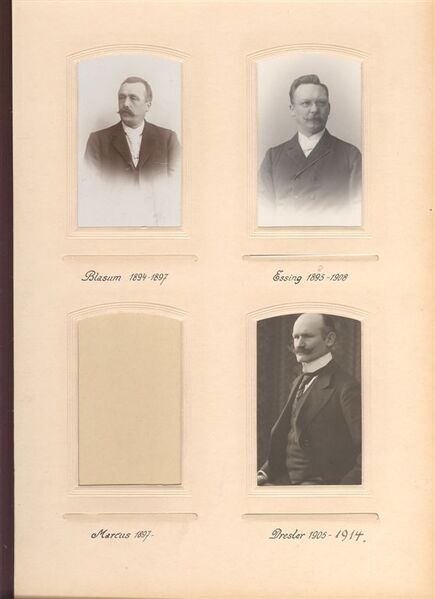 historische Fotos der ersten Richter des Amtsgerichts, ein Foto wurde entfernt